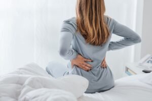 Dormindo com dores nas costas? Como melhorar seu quarto