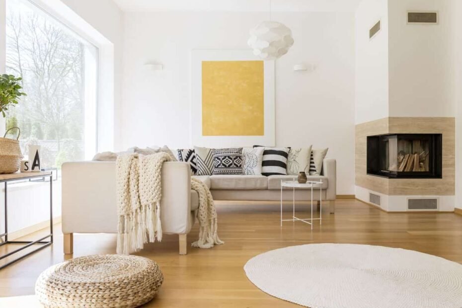 sala minimalista e confortável com lareira