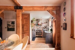 Detalhes rústicos de madeira em uma histórica casa inglesa