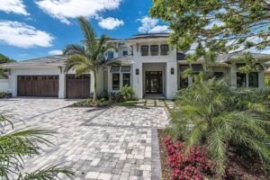 Casa de dois andares em estilo mediterrâneo com 4 quartos, garagem para 3 carros e varanda coberta Three Palms