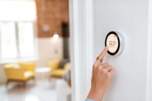 uma mulher verificando um termostato em uma casa