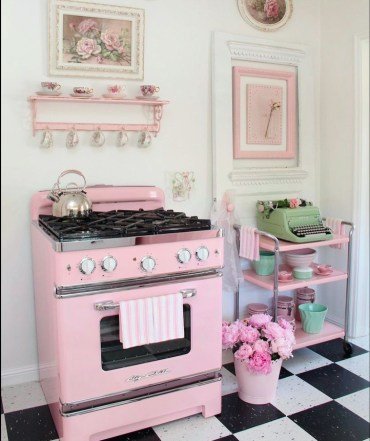 9 detalhes a ter em conta para uma decoração de cozinha retro rosa