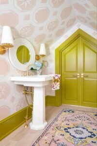 Acabamentos e portas do banheiro pintados em Chartreuse.