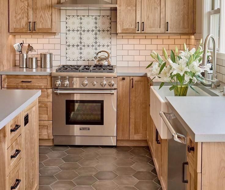 Os armários de cozinha em madeira natural trazem a beleza da natureza para a vida cotidiana.  Interior » Estilo de residência