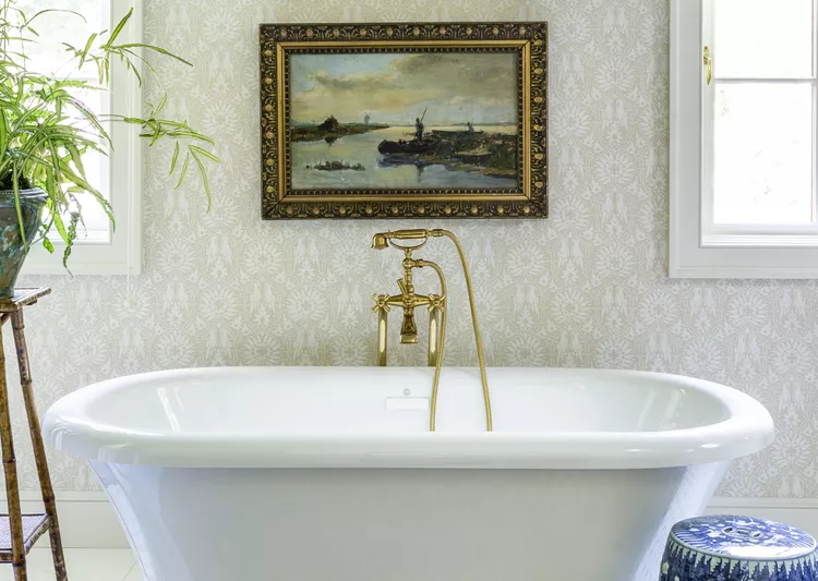 20 maneiras de decoração de parede de banheiro, de arte vintage a espelhos extravagantes
